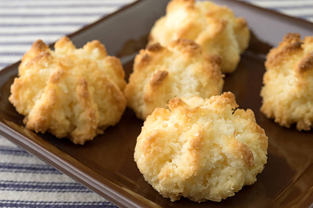 istock Close view of sugar free coconut macaroons in a dish 534199550