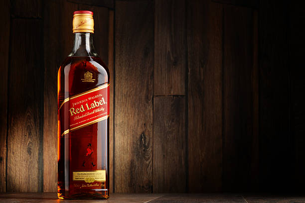 bouteille de whisky johnnie walker - johnnie walker scotch whisky whisky alcohol photos et images de collection