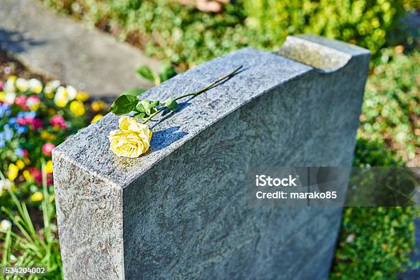 Trauer In Auf Friedhof Stockfoto und mehr Bilder von Grabstein - Grabstein, Begräbnis, Blume