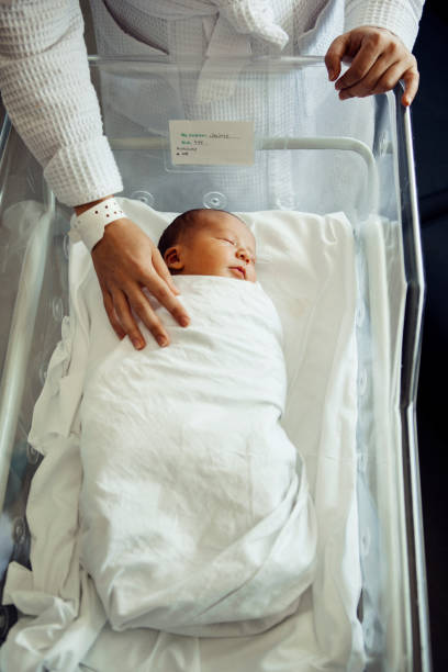 nowonarodzone noworodek płci męskiej śpiącą w szpitalu gondoli - unknown gender zdjęcia i obrazy z banku zdjęć