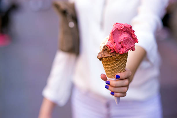 mmmm. 스트로우베리 및 초콜릿 아이스크림! - mmmm 뉴스 사진 이미지
