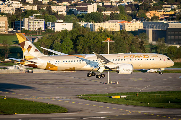 etihad boeing 787 dreamliner - airbus named airline horizontal airplane fotografías e imágenes de stock