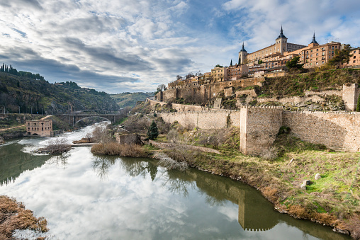 La antigua ciudad de Toledo en el Tajo river (Tajo). España. photo