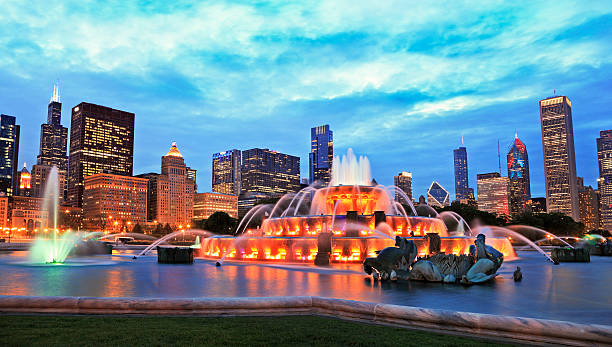 skyline di chicago e fontana di buckingham al crepuscolo - chicago fountain skyline night foto e immagini stock
