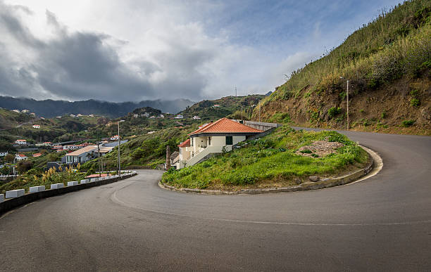 serpentine strada di montagna a 180 gradi. baeutiful e pericoloso strade - highway road street twisted foto e immagini stock