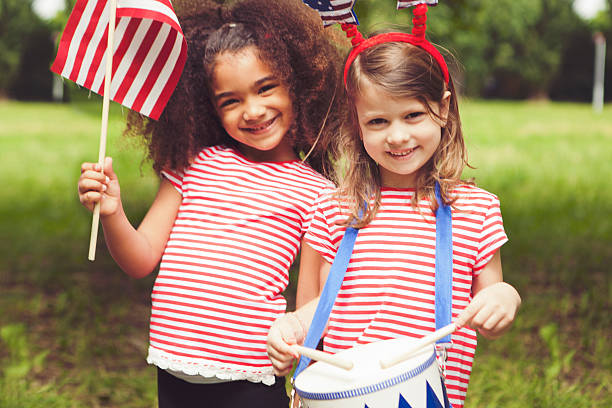 celebrando la festa dell " indipendenza - child flag fourth of july little girls foto e immagini stock