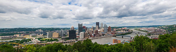 vista panorámica de la ciudad de pittsburgh - mt washington fotografías e imágenes de stock