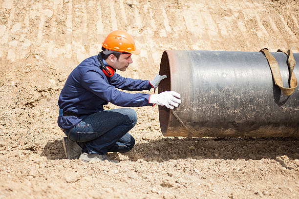 человек на работе на строительной площадке, - welding welder pipeline manufacturing occupation стоковые фото и изображения