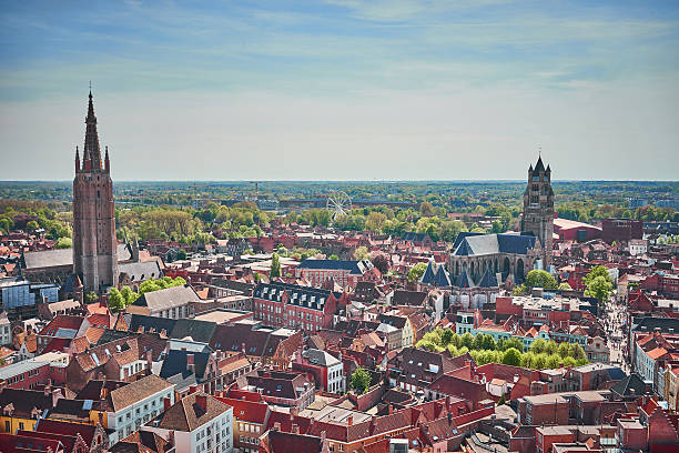 vista de paisaje urbano de brujas - bruges town hall fotografías e imágenes de stock