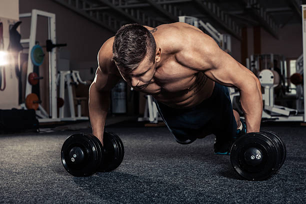 homem push-up ginásio força pushup exercício com haltere - muscle build imagens e fotografias de stock