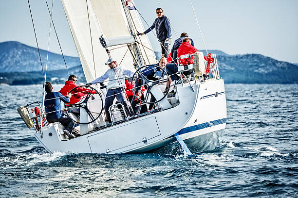 セーリングレガッタヨットクルー中に - sailing sailboat regatta teamwork ストックフォトと画像