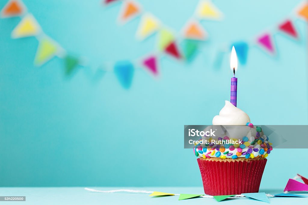 Cumpleaños magdalena con glaseado - Foto de stock de Primer cumpleaños libre de derechos