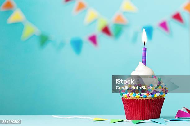 誕生日カップケーキ - 初めての誕生日のストックフォトや画像を多数ご用意 - 初めての誕生日, カップケーキ, 誕生日