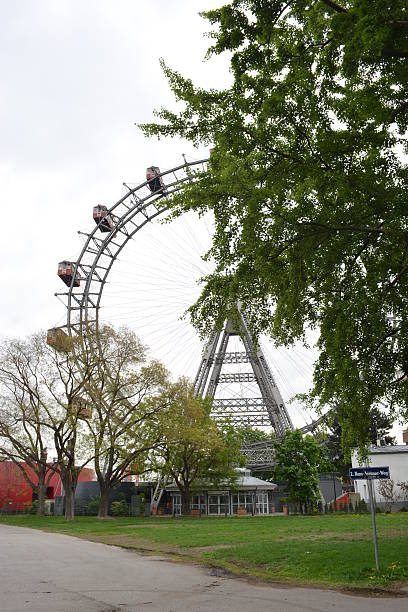 le wiener riesenrad - wiener wurstelprater photos et images de collection