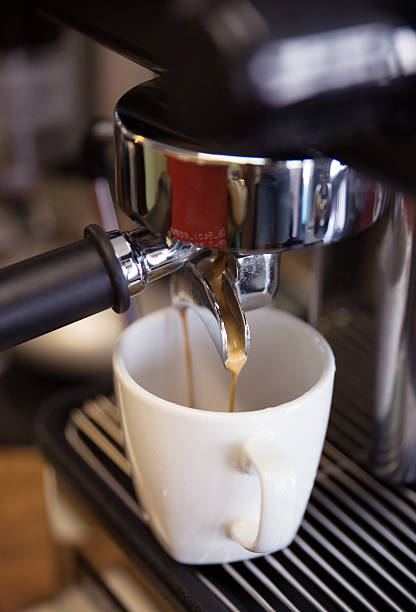 Przygotowuje espresso w jego kawiarni, Zbliżenie - – zdjęcie