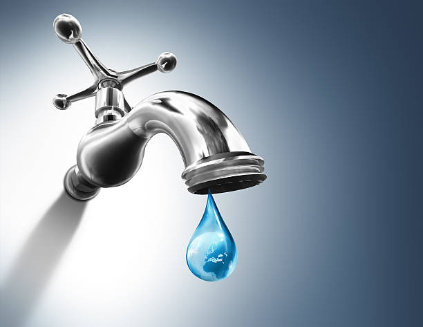 planeta w woda kropla-oszczędzanie wody koncepcja-europa - leaking faucet water scarcity zdjęcia i obrazy z banku zdjęć