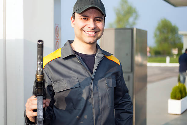 addetto al distributore di carburante al lavoro - gas fuel pump labeling fuel and power generation foto e immagini stock