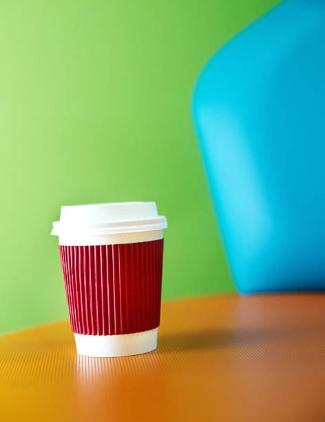 Młoda kobieta picia kawy w jednorazowych cup – zdjęcie