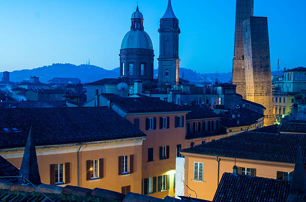 일광 in bologna - torre degli asinelli 뉴스 사진 이미지