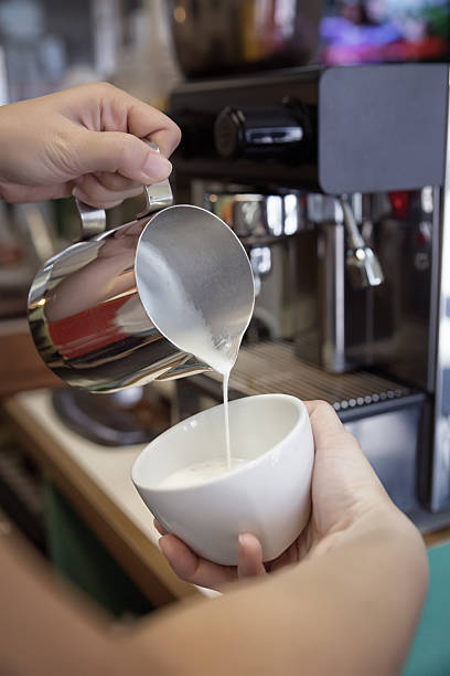 Barista co cappuccino w jego coffeeshop lub cafe, zbliżenie – zdjęcie