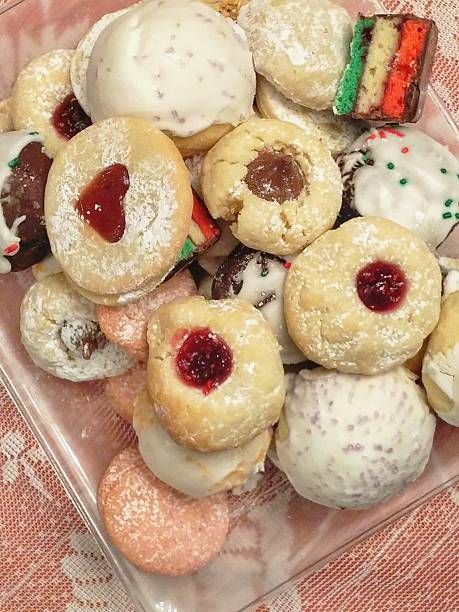 italienische kekse sortiment auf glas-sortiment und mit tischtuch - cookie biscotti italian culture variation stock-fotos und bilder