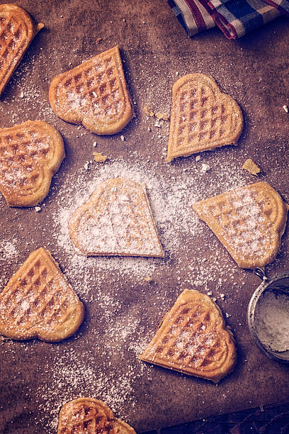 gaufres en forme de cœur - waffle waffled belgian waffle food photos et images de collection