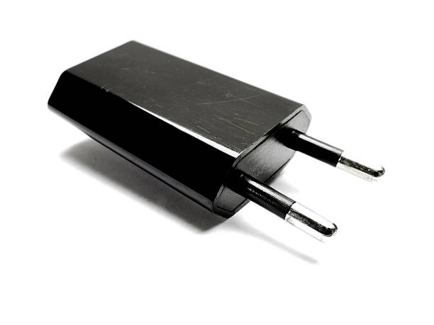 ładowarka podróżna w standardzie europejskim usb adaptera na białym tle - plug adapter charging mobile phone battery charger zdjęcia i obrazy z banku zdjęć