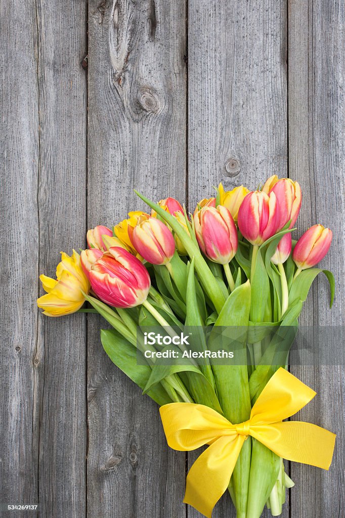 Frische Tulpen auf hölzernen Hintergrund - Lizenzfrei 2015 Stock-Foto