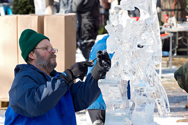 ice scultore al carnevale d'inverno - ice carving sculpture chisel foto e immagini stock