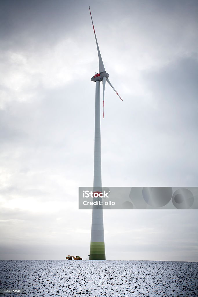 Wind turbines, winterly Escena rural; Contraluz - Foto de stock de 2015 libre de derechos