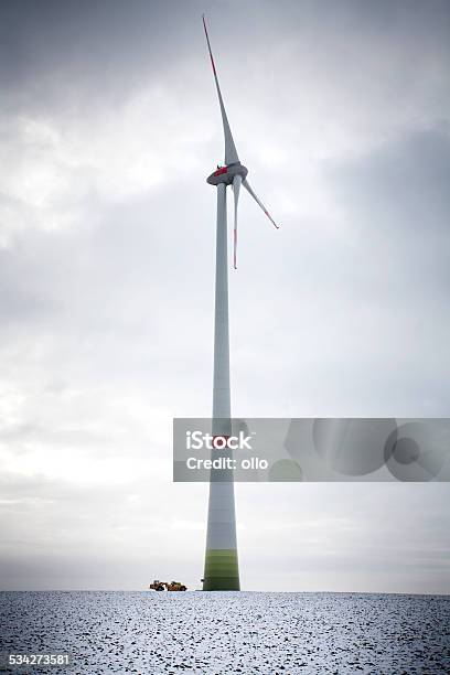 Wind Turbines Winterly Escena Rural Contraluz Foto de stock y más banco de imágenes de 2015 - 2015, Aerogenerador, Aire libre