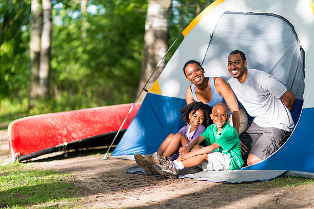 camping - camping family tent couple photos et images de collection