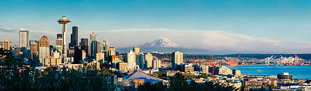 vue sur seattle, le mont rainier au coucher du soleil - seattle skyline mt rainier space needle photos et images de collection