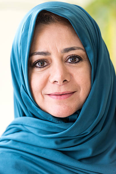 mujer de medio oriente - milfeh fotografías e imágenes de stock