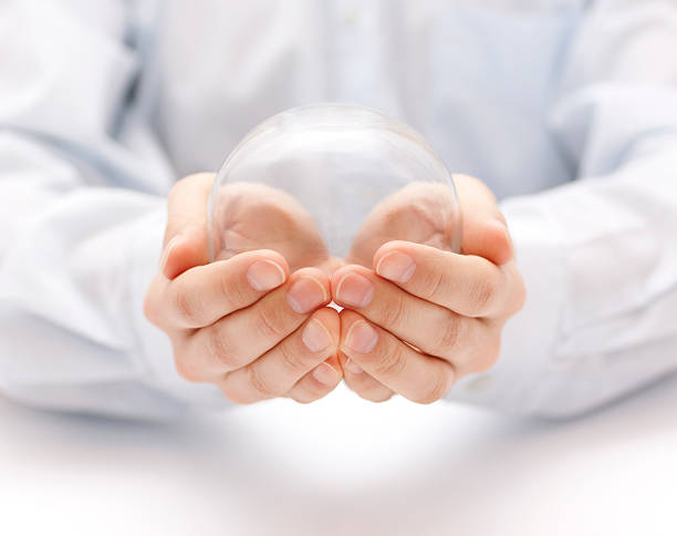 boule de cristal pour les mains - transparent crystal crystal ball human hand photos et images de collection