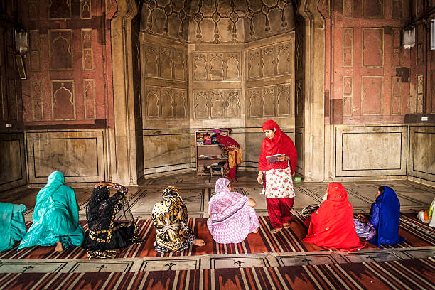 na mesquita jama masjid em mulheres - delhi india islam jama masjid imagens e fotografias de stock