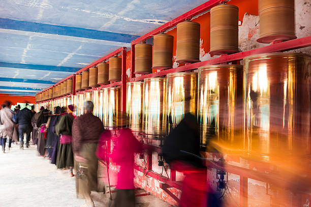 rezar ruedas en tibetano templo - tibet tibetan culture buddhism writing fotografías e imágenes de stock