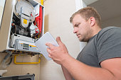 techniker-reparatur-von-gas-industrie-ofen-mit-digitaltablett.jpg?b=1&s=170x170&k=20&c=BheVU0nYT1vS9D2zW5fDELl3NQtRNAubaHfW7WMqznE=