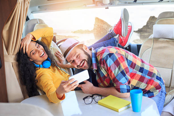 sonriente pareja haciendo dentro de un " selfie"  caravana - mobile home audio fotografías e imágenes de stock