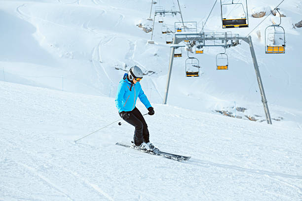 adolescente esquiador de esquiar en nieve soleado de complejos turísticos de esquí - skiing snow skiing helmet fun fotografías e imágenes de stock