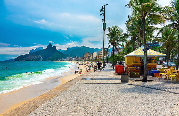 strand von ipanema in rio de janeiro, brasilien - rio de janeiro copacabana beach ipanema beach brazil stock-fotos und bilder