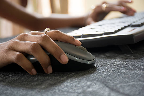 frau hand mit computer-maus - solo keyboards stock-fotos und bilder