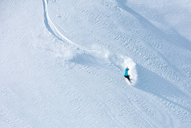 sciatore sci fuori pista su una bellissima montagna discesa - skiing snow sport mountain foto e immagini stock