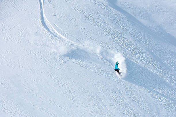 narciarz off-podłożem na nartach na stoku góry piękny - kurort narciarski zdjęcia i obrazy z banku zdjęć