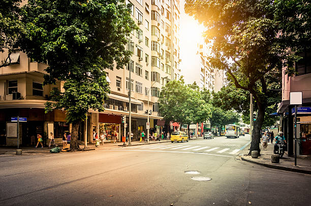 calle nuestra señora de copacabana en copacabana, río de janeiro - our lady fotografías e imágenes de stock