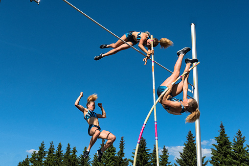 Múltiples imágenes de mujeres jóvenes realiza salto con pértiga photo