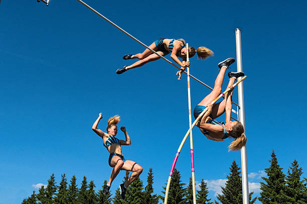 múltiples imágenes de mujeres jóvenes realiza salto con pértiga - evento de prueba de campo feminino fotografías e imágenes de stock