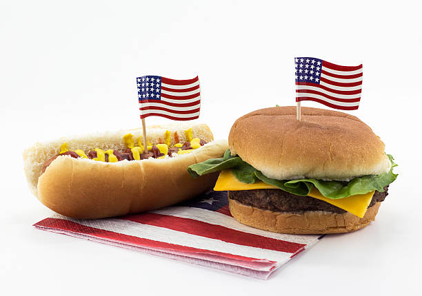 hamburger ou un hot-dog classiques sur le drapeau américain de serviette et cure-dent - ivème siècle photos et images de collection