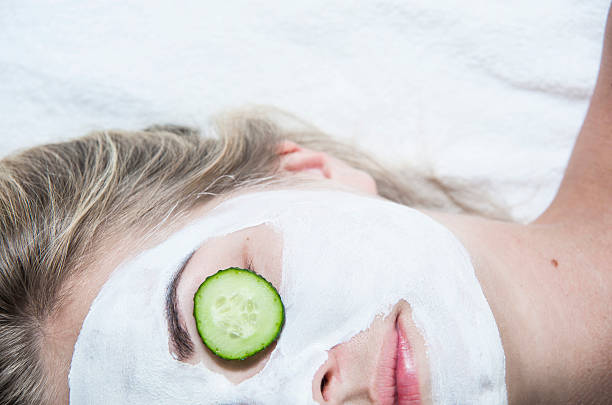 młoda kobieta z gliny maseczka na twarz w salon spa - cucumber human eye spa treatment health spa zdjęcia i obrazy z banku zdjęć