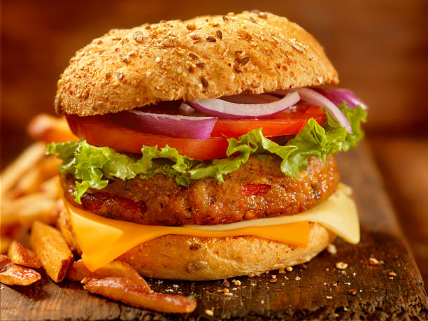 gourmet burger végétarien rouge peau avec des frites - whole wheat photos photos et images de collection